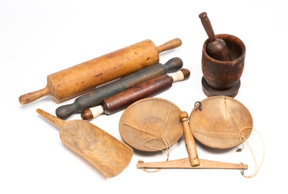 SIX AMERICAN WOOD KITCHEN ACCESSORIES, INCL. MORTAR AND PESTLE.