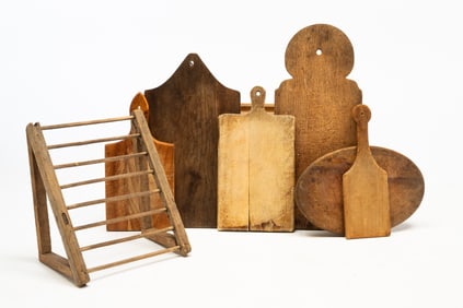 SIX AMERICAN WOOD CUTTING BOARDS AND A CUTTING BOARD DRYING RACK.