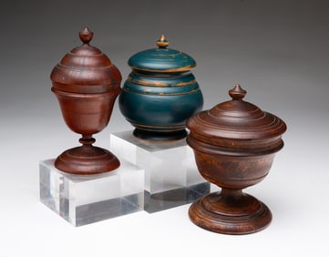 THREE AMERICAN PEASEWARE LIDDED VESSELS.