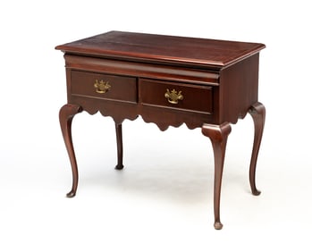 AMERICAN QUEEN ANNE MAHOGANY DRESSING TABLE.