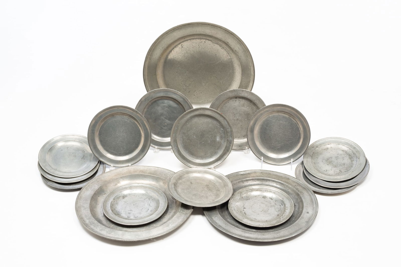 SEVENTEEN PEWTER PLATES AND CHARGERS. (1 of 7)