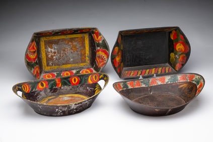 FOUR AMERICAN TOLE APPLE TRAYS.