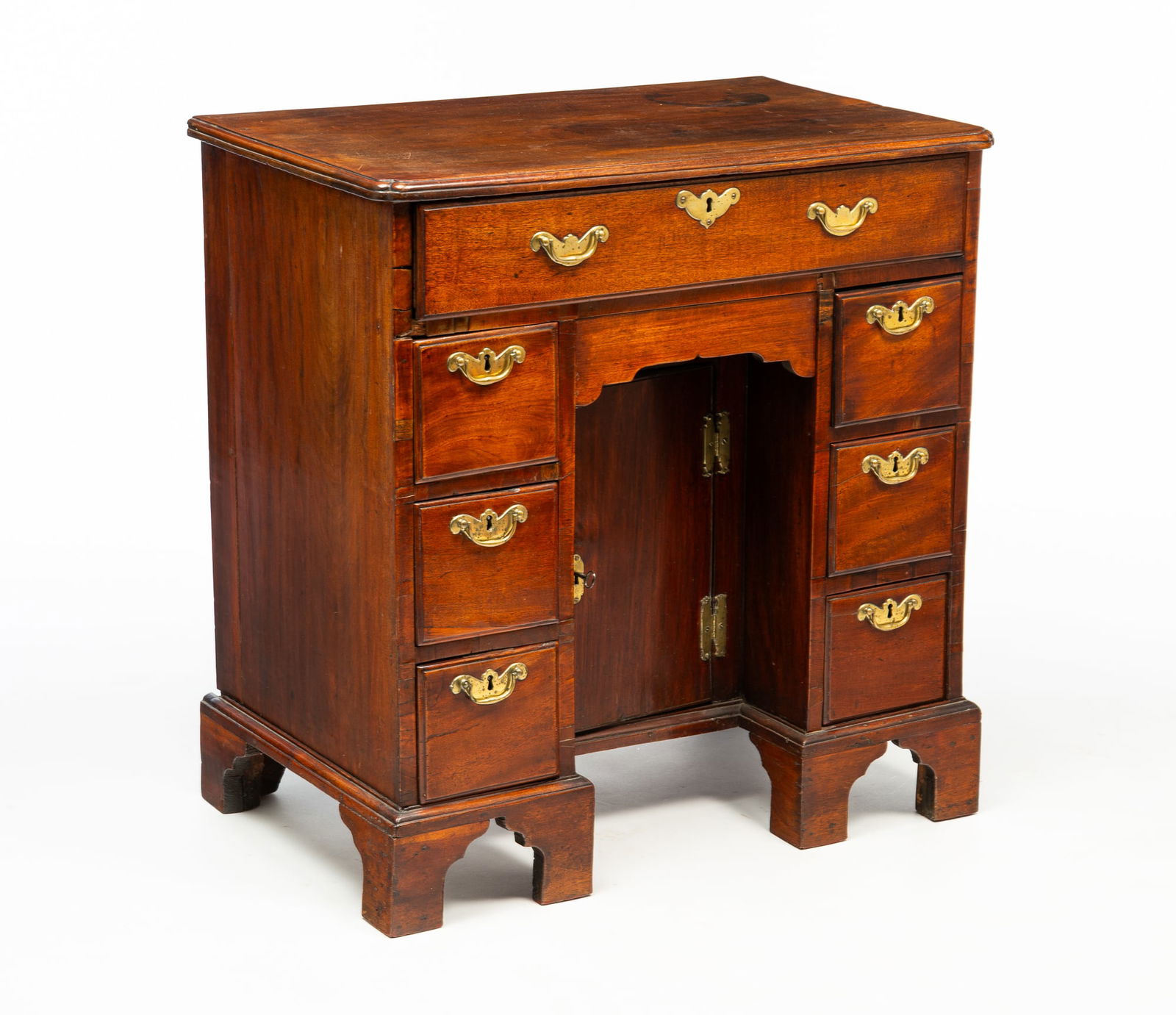GEORGE III MAHOGANY KNEEHOLE DRESSING TABLE. (1 of 6)