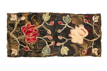 AMERICAN HOOKED RUG WITH FLORAL PATTERN.