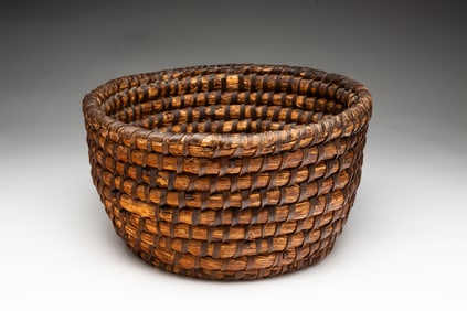 FINE AMERICAN WOVEN RYE BASKET.