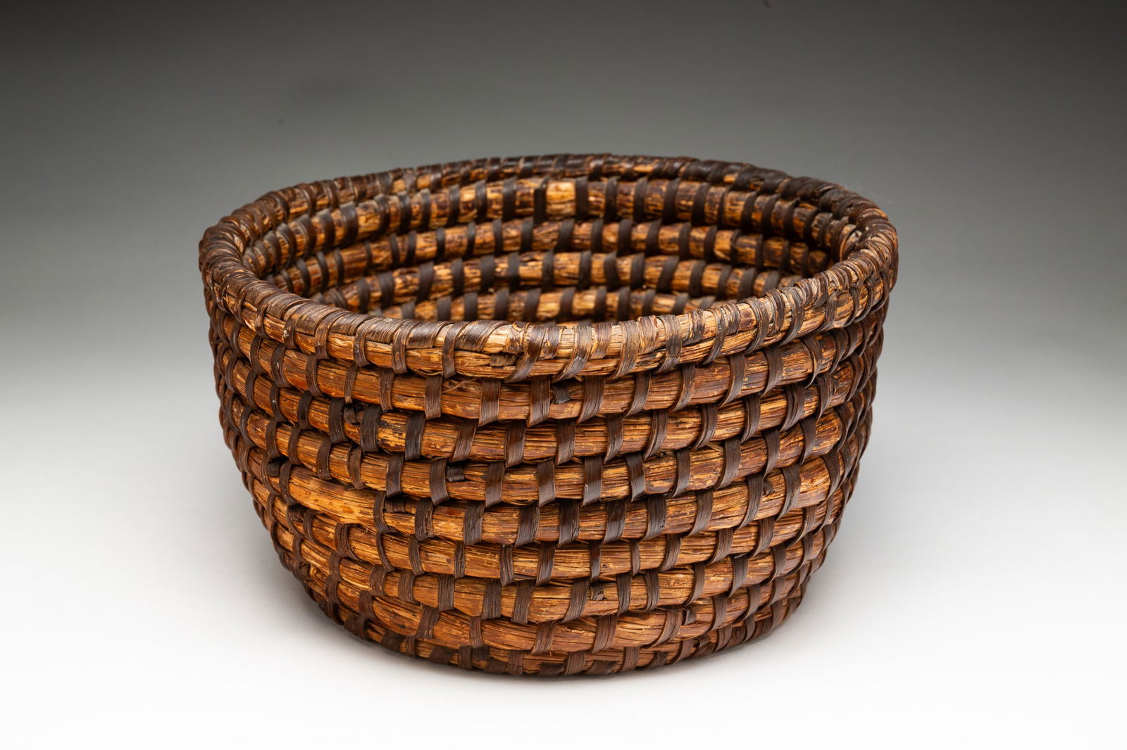 FINE AMERICAN WOVEN RYE BASKET. (1 of 8)