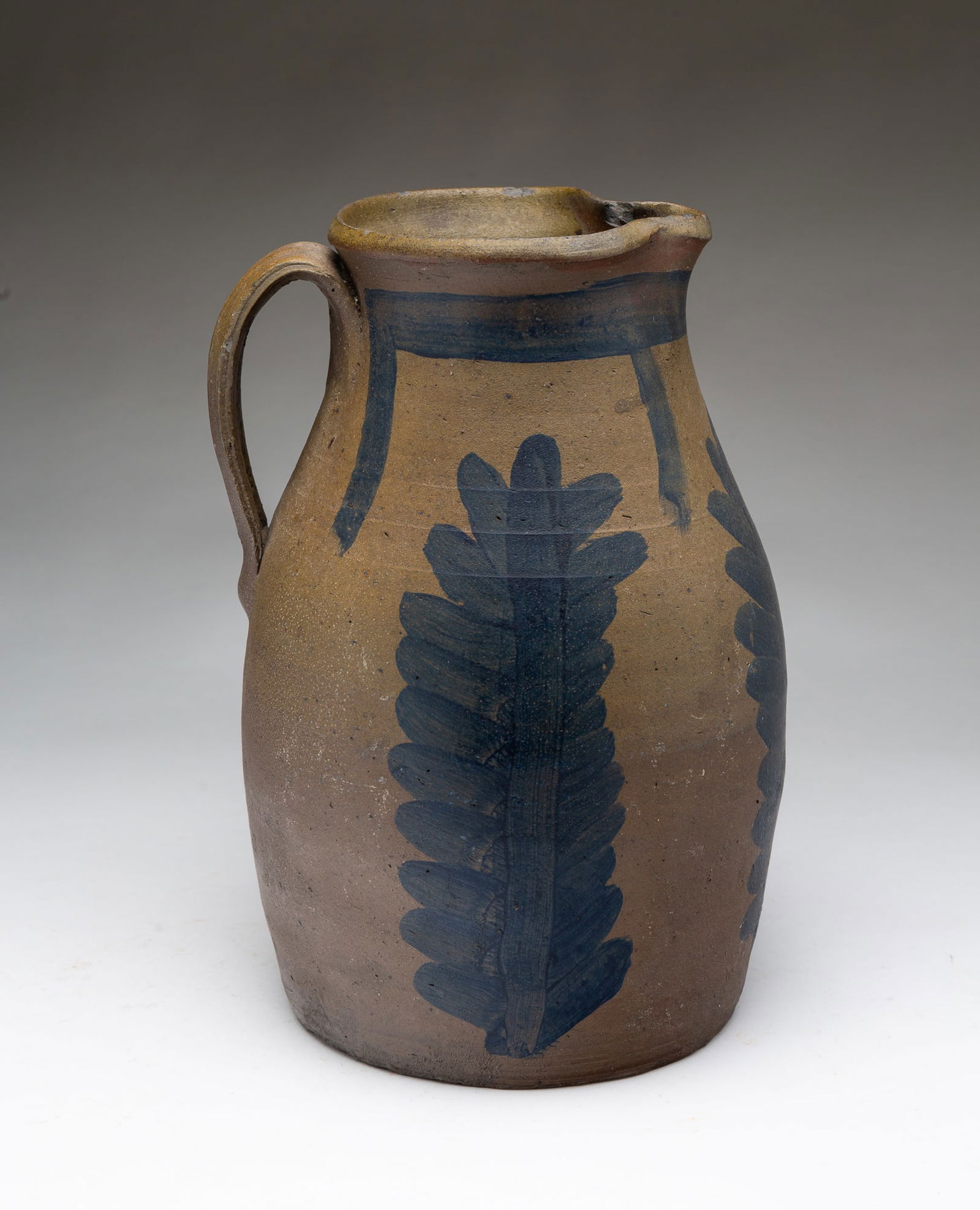 AMERICAN COBALT-DECORATED STONEWARE PITCHER WITH THREE FEATHERS. (1 of 4)