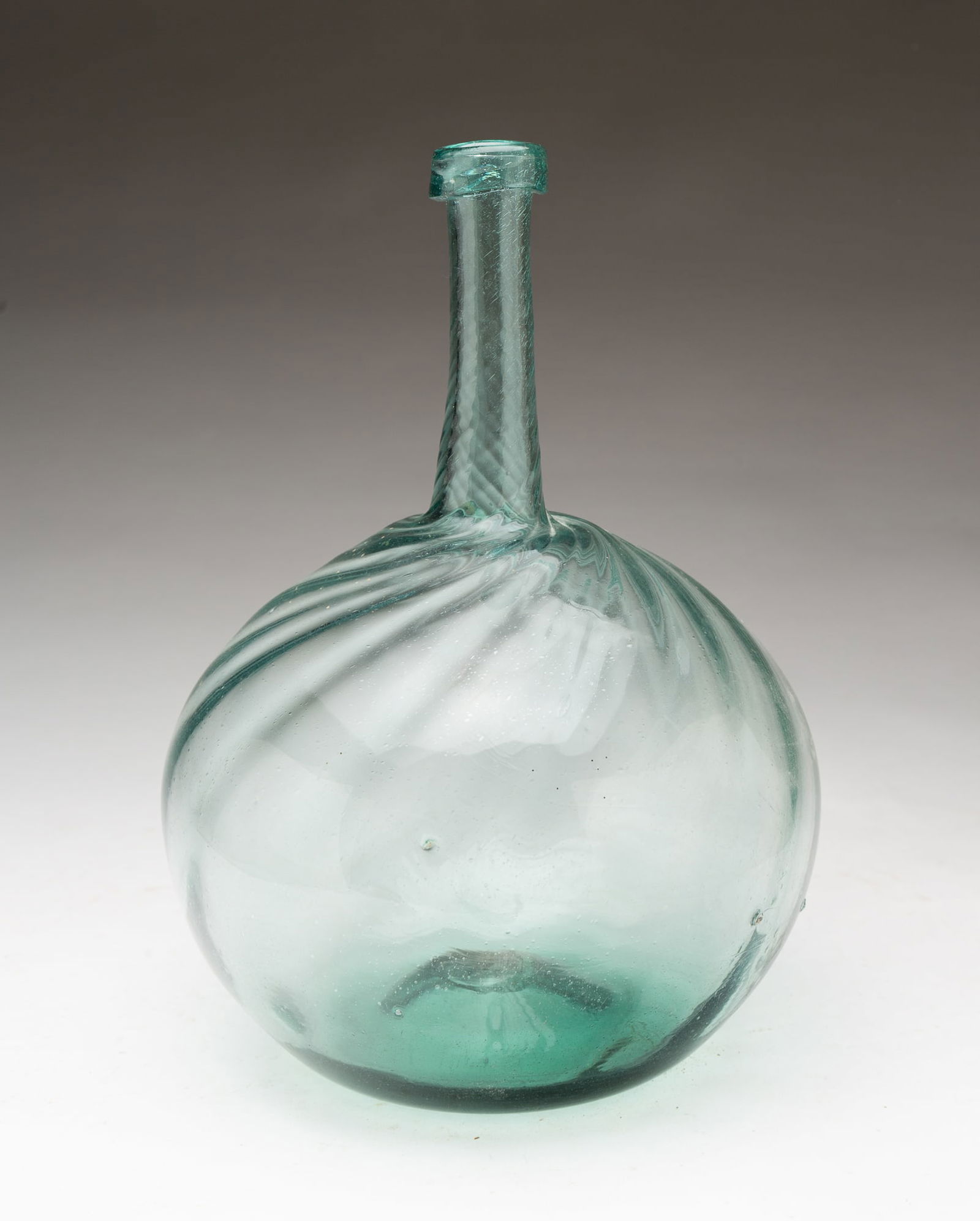 AMERICAN BLOWN GLASS BOTTLE. (1 of 3)