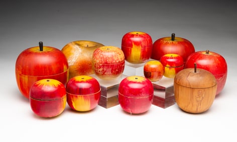 COLLECTION OF TWELVE APPLE CONTAINERS AND GAMES.