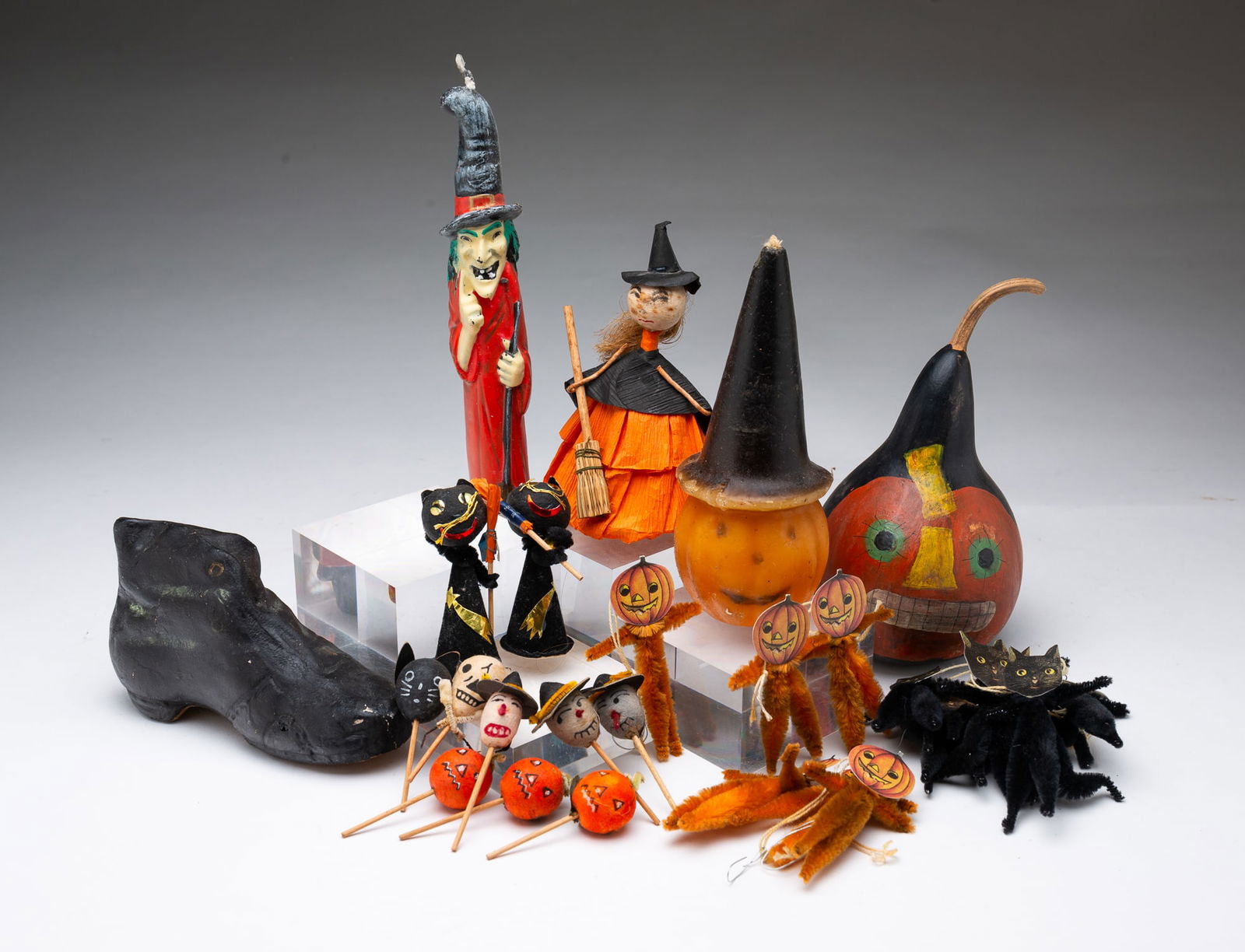 COLLECTION OF TWENTY-SEVEN HALLOWEEN DECORATIONS. (1 of 5)