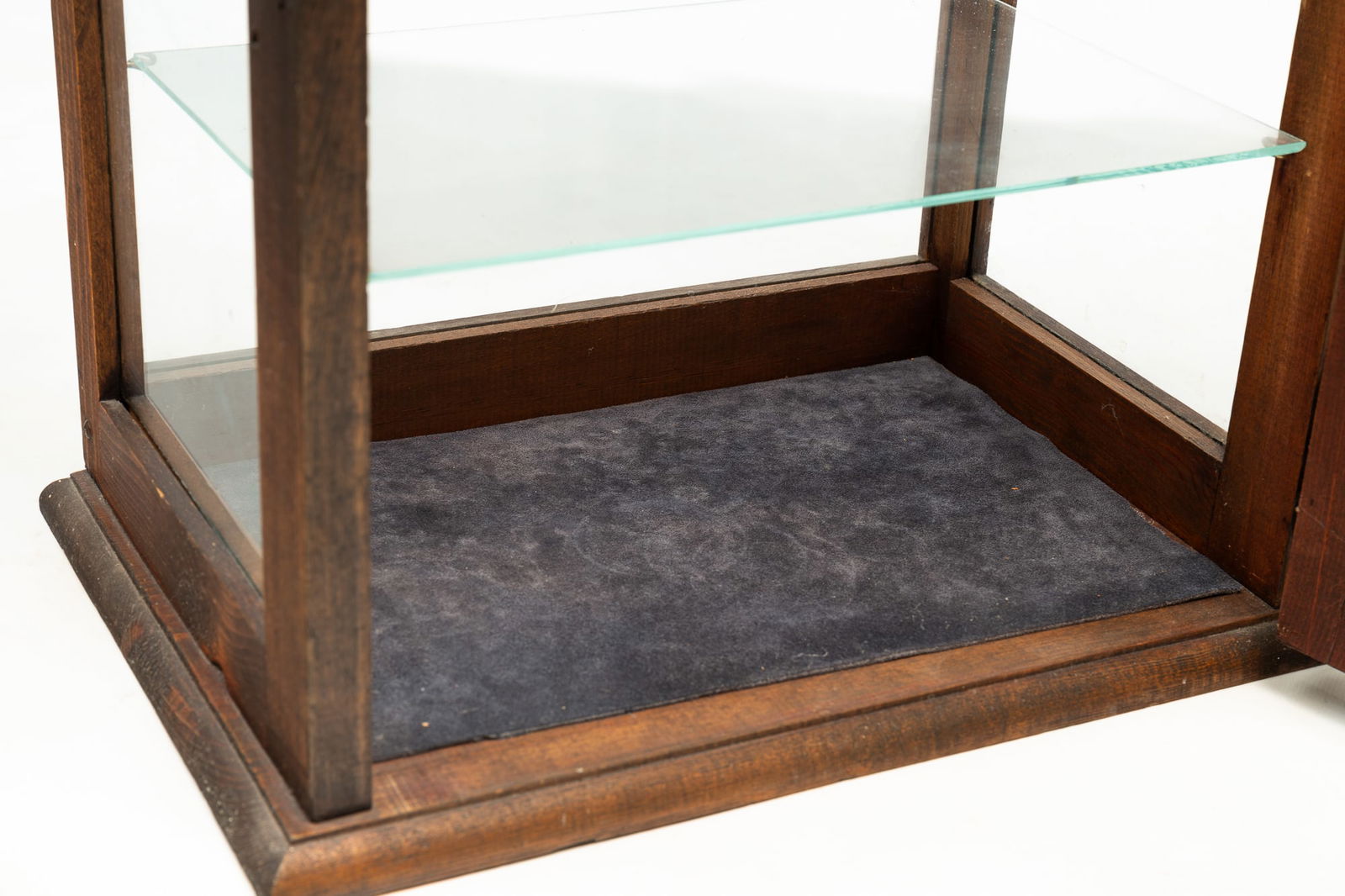 AMERICAN PINE TABLETOP DISPLAY CASE. - 3