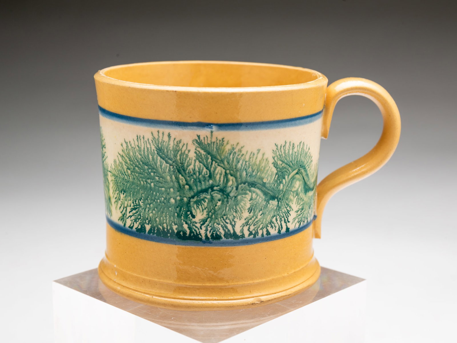 AMERICAN YELLOW WARE MUG WITH MOCHA DECORATION. (1 of 4)
