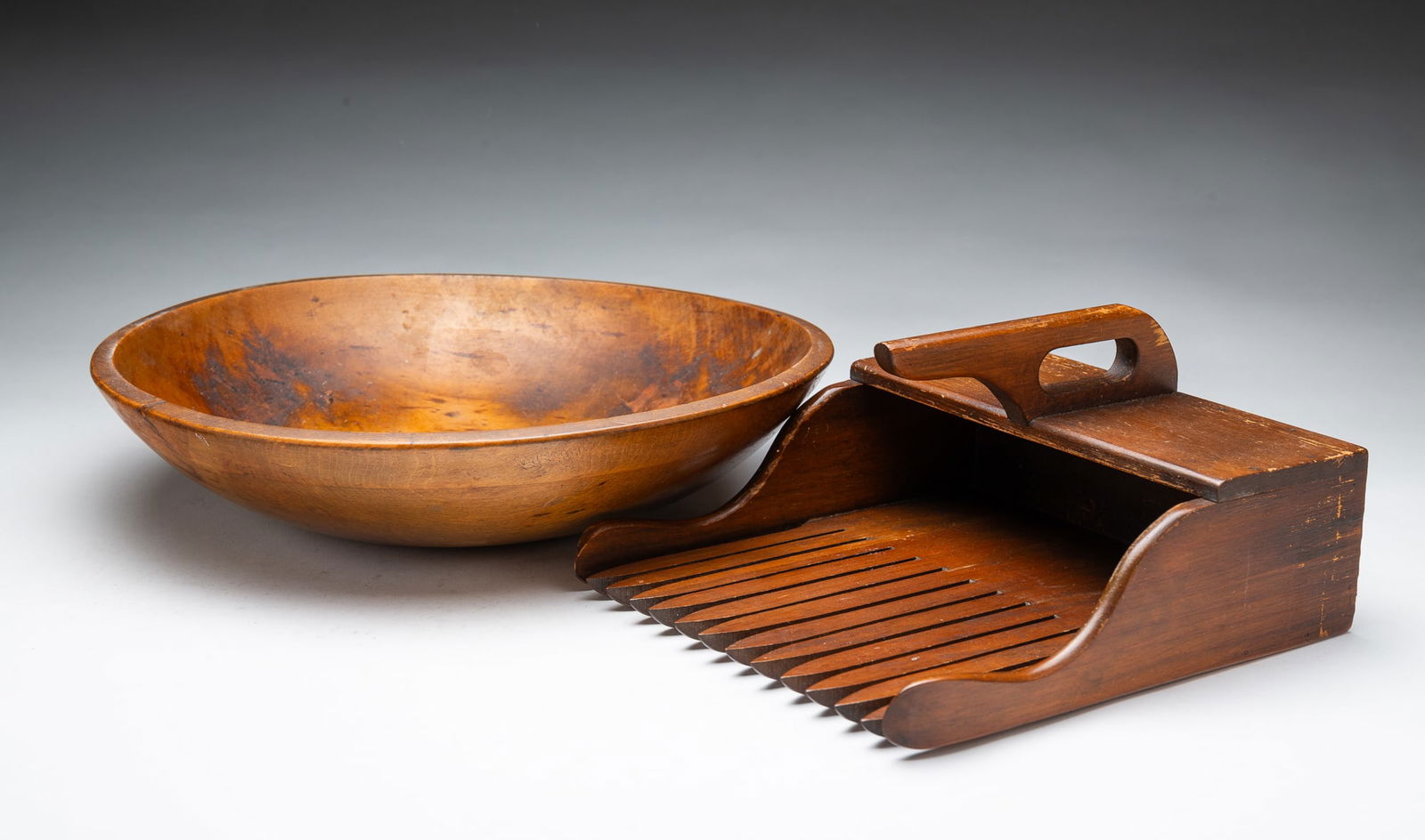 AMERICAN TURNED WOOD BOWL AND CRANBERRY SCOOP. (1 of 4)