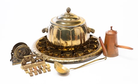 COLLECTION OF METALWARE ITEMS.