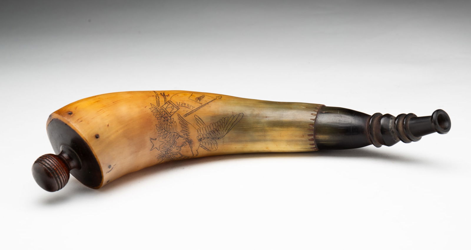 AMERICAN ENGRAVED PATRIOTIC POWDER HORN. (1 of 3)