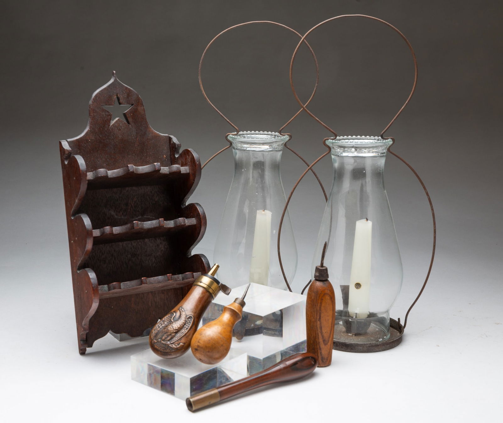 SEVEN-PIECE ECLECTIC GROUP, INCL. SHOT/POWDER FLASK. (1 of 5)