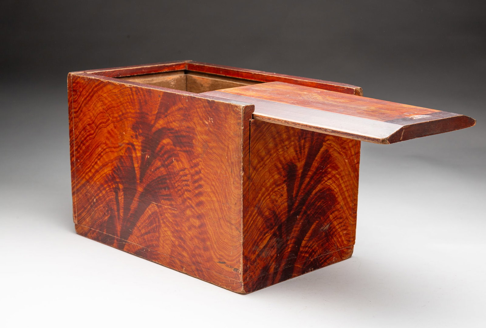 AMERICAN VINEGAR-GRAINED POPLAR SLIDE-LID BOX. (1 of 5)