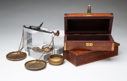 CASED BRASS BALANCE SCALE AND CASED ASSORTMENT OF JEWELER'S WEIGHTS.