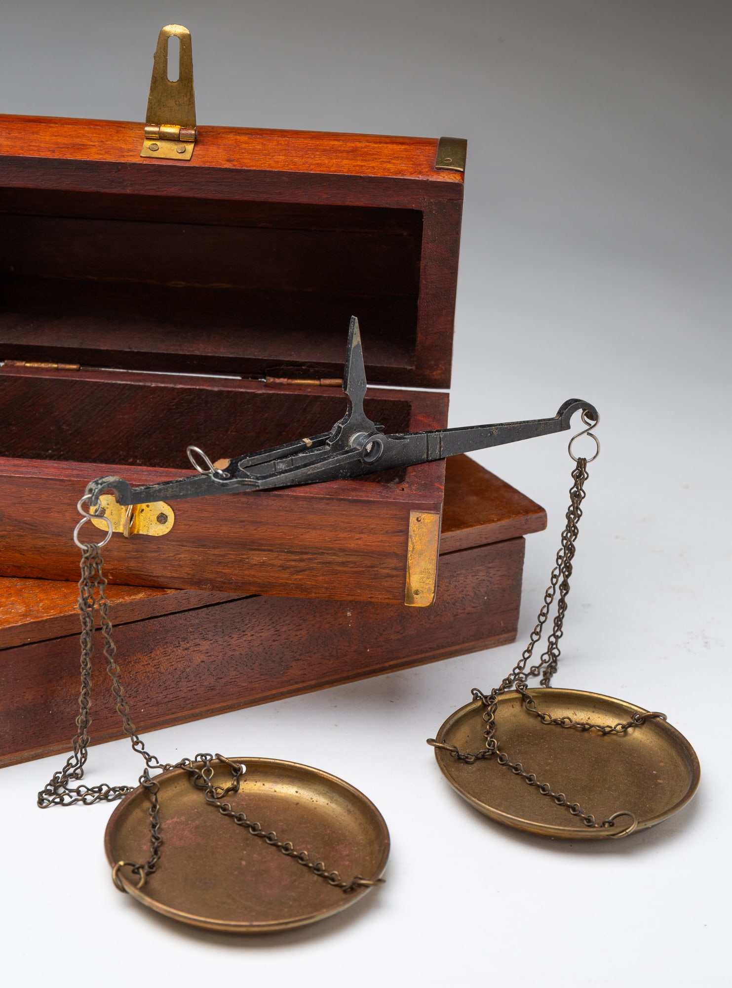 CASED BRASS BALANCE SCALE AND CASED ASSORTMENT OF JEWELER'S WEIGHTS. - 2