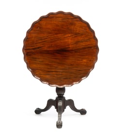 AMERICAN CHIPPENDALE STYLE MAHOGANY TILT-TOP TEA TABLE.