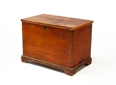 SMALL AMERICAN RED-STAINED PINE BLANKET CHEST.