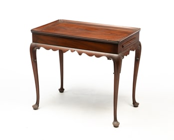 KITTINGER (BUFFALO, NEW YORK) "WILLIAMSBURG RESTORATION" QUEEN ANNE STYLE MAHOGANY TEA TABLE.