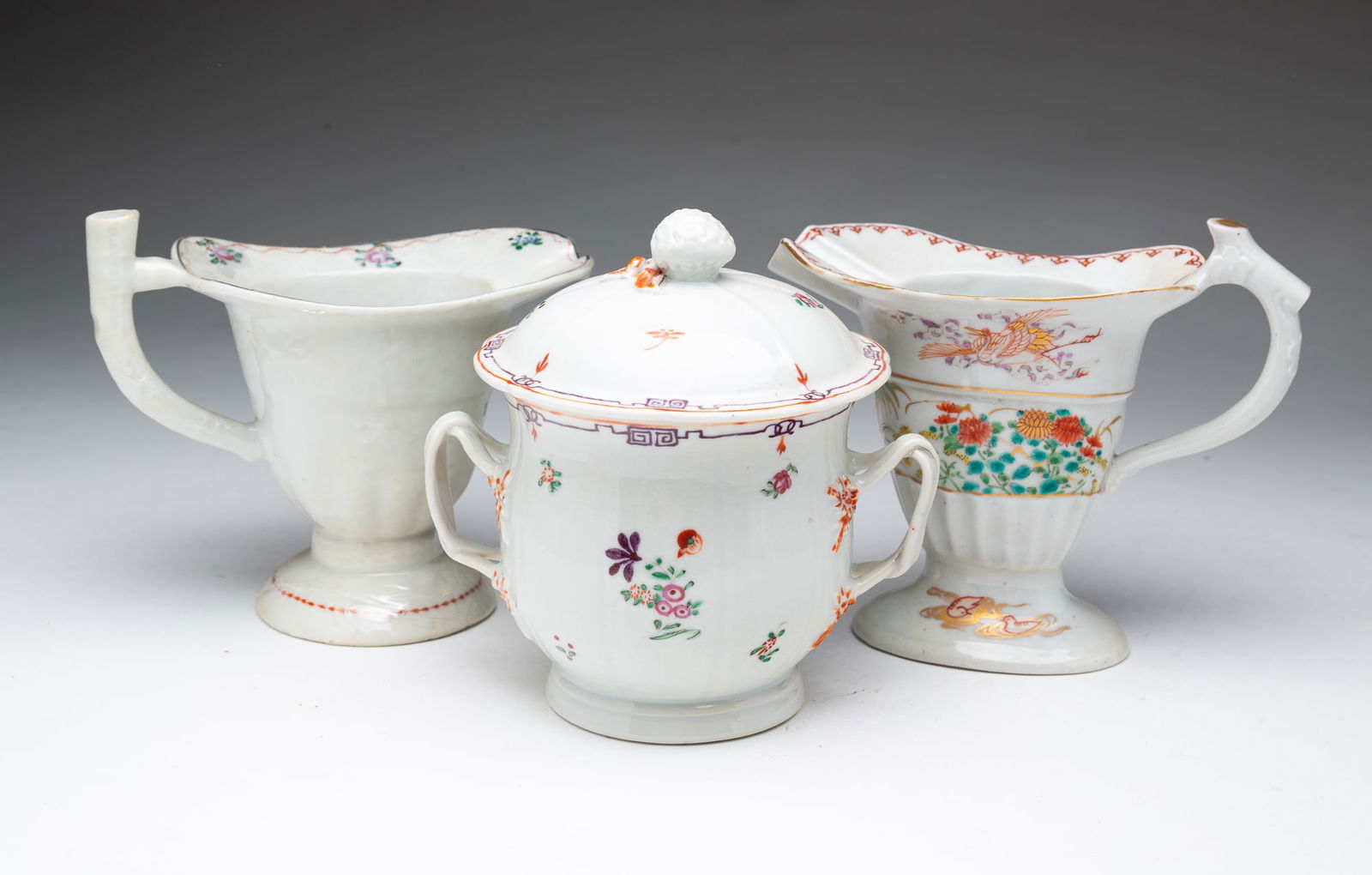 THREE CHINESE EXPORT PORCELAIN VESSELS, INCL. TWO CREAM PITCHERS. (1 of 4)