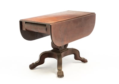 AMERICAN CLASSICAL FLAME MAHOGANY DROP-LEAF TABLE.