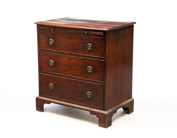 GEORGE III MAHOGANY THREE-DRAWER BACHELOR'S CHEST.