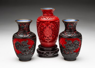 THREE MINIATURE CHINESE CARVED CINNABAR VASES.