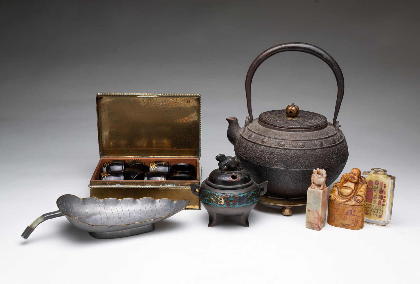 COLLECTION OF ASIAN ITEMS, INCL. REVERSE-PAINTED SNUFF BOTTLE. (1 of 6)