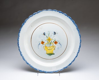 ENGLISH LEEDSWARE FEATHER EDGE CHARGER.