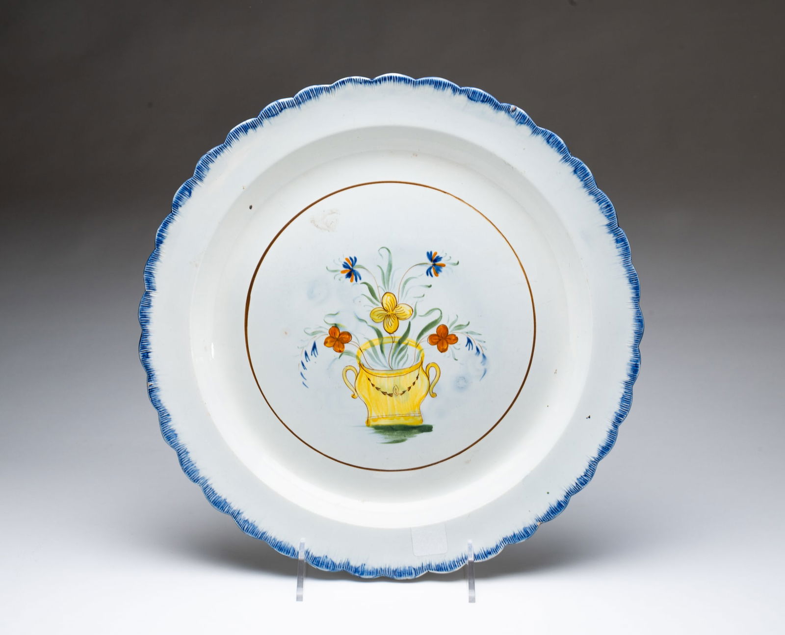 ENGLISH LEEDSWARE FEATHER EDGE CHARGER. (1 of 5)