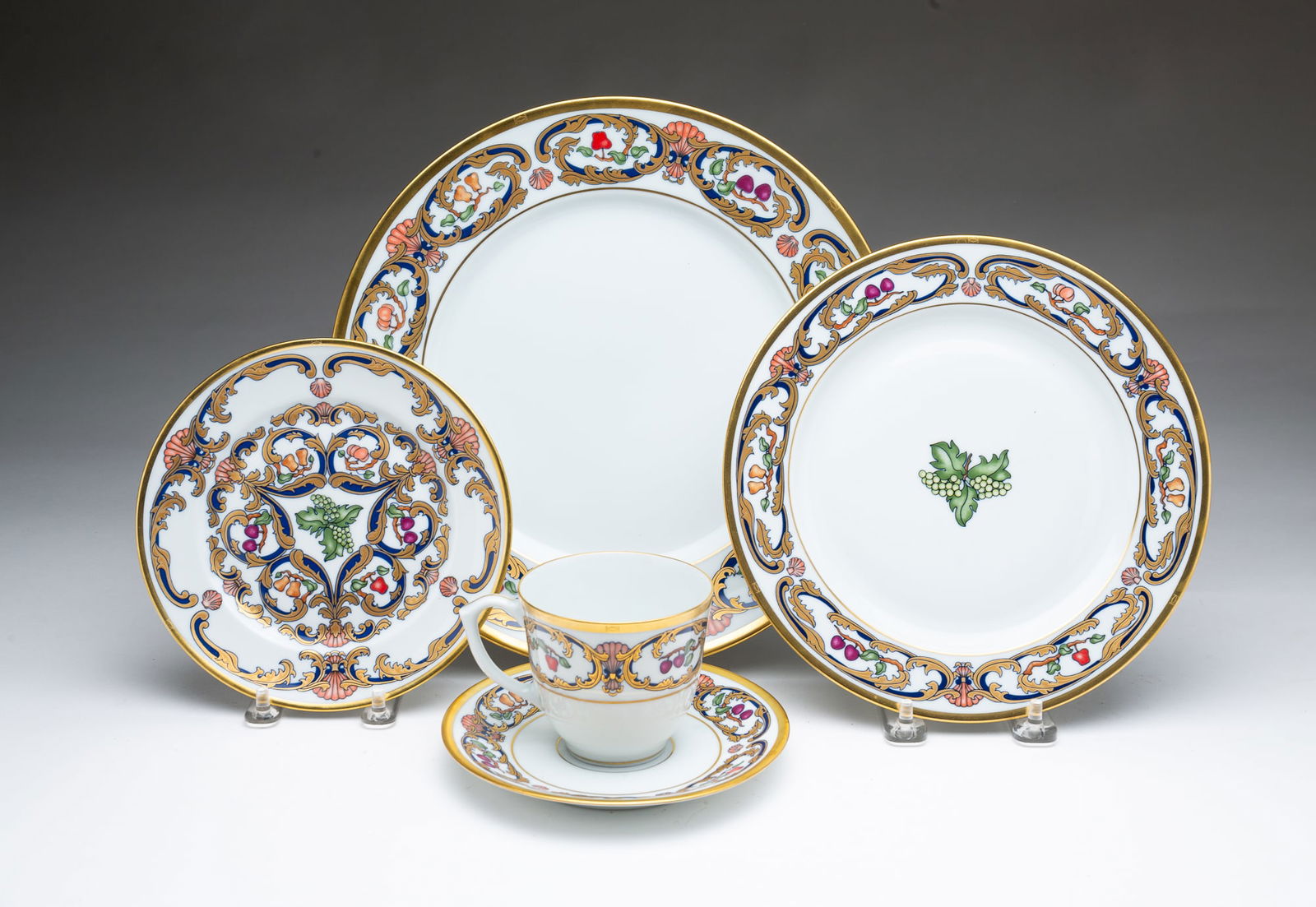 FIVE-PIECE CARTIER LIMOGES "LA MAISON DU PRINCE" PLACE SETTING. (1 of 6)