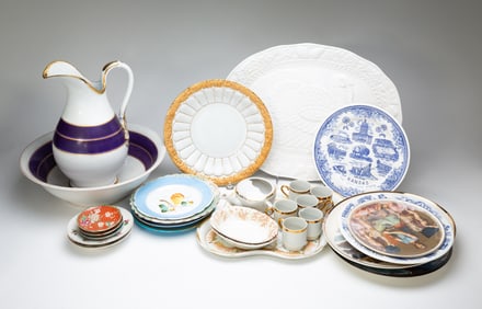 GROUP OF THIRTY-FIVE PORCELAIN AND CHINA DISHES.