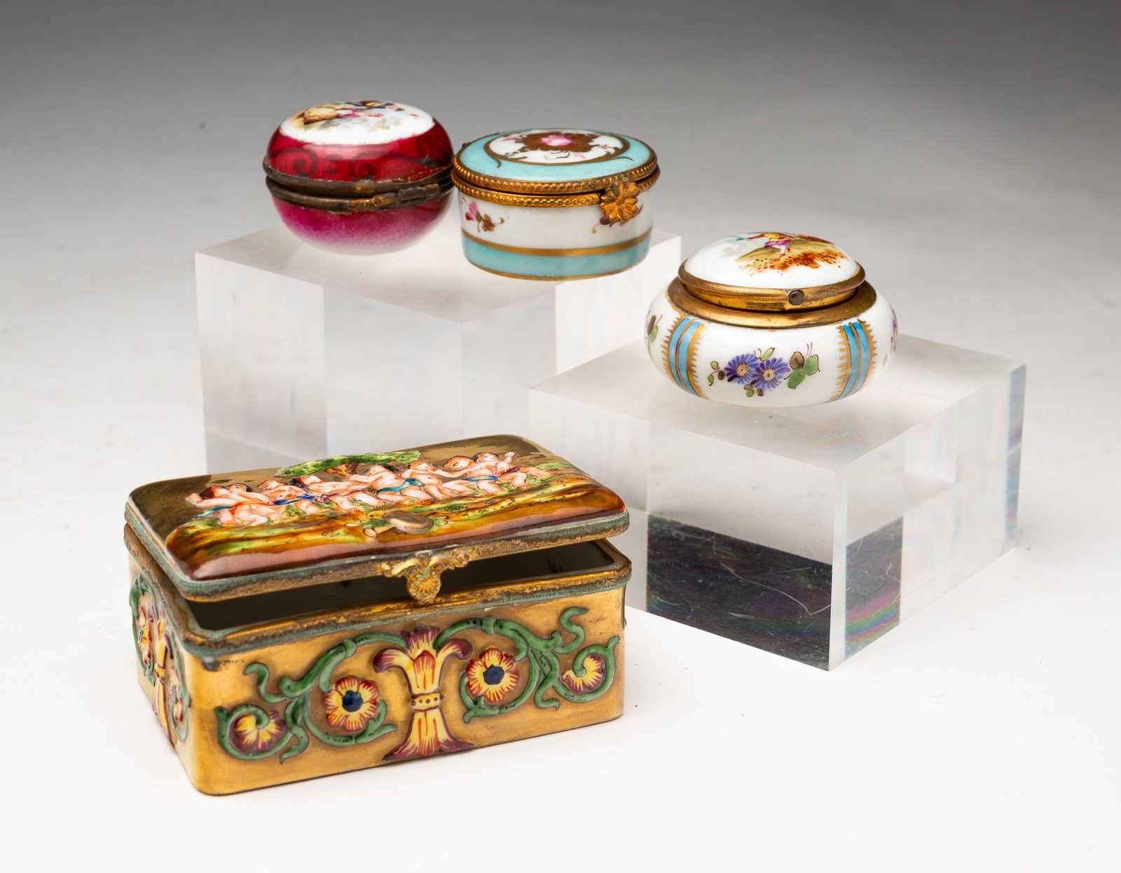 FOUR EUROPEAN PORCELAIN TRINKET BOXES. (1 of 6)