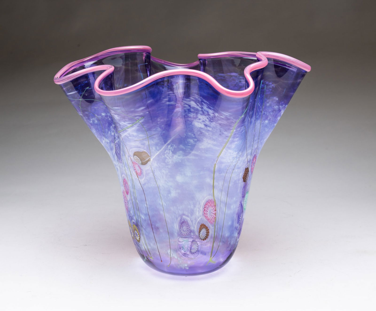 PAUL ALLEN COUNTS (AMERICAN, 20TH CENTURY) ART GLASS VASE. (1 of 6)