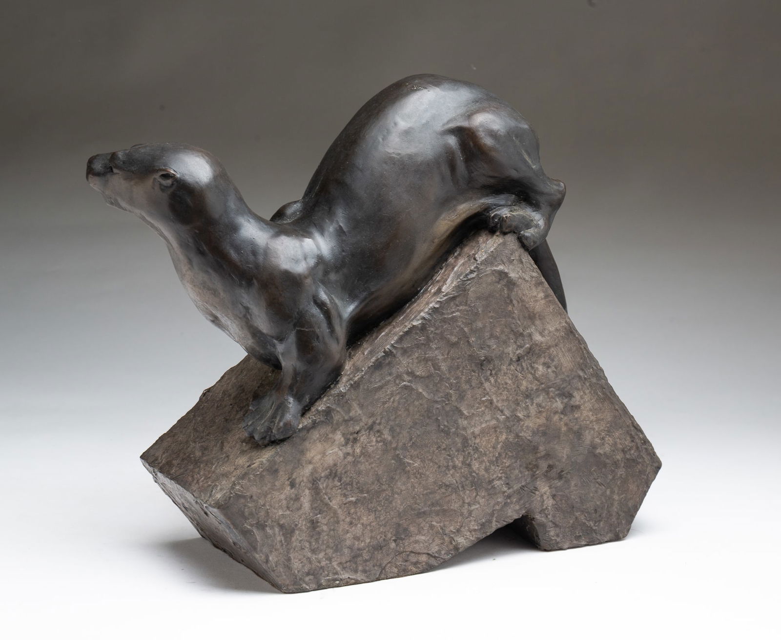 WILLIAM H. TURNER (AMERICAN, 20TH CENTURY) CAST BRONZE SCULPTURE OF AN OTTER. (1 of 4)