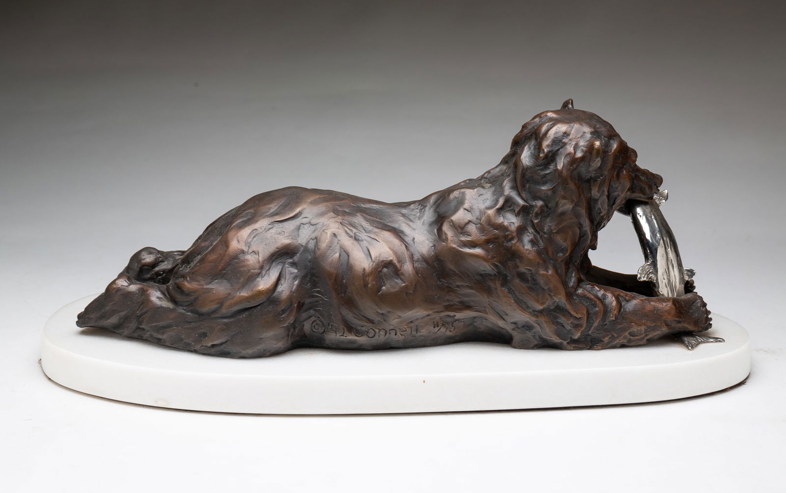 BUNNY CONNELL (AMERICAN, 20TH CENTURY) CAST BRONZE SCULPTURE OF BEAR EATING SALMON. (1 of 5)