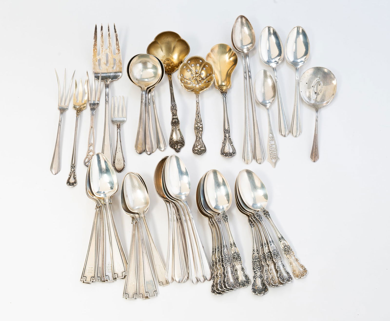 ASSORTED AMERICAN STERLING SILVER FLATWARE. (1 of 7)