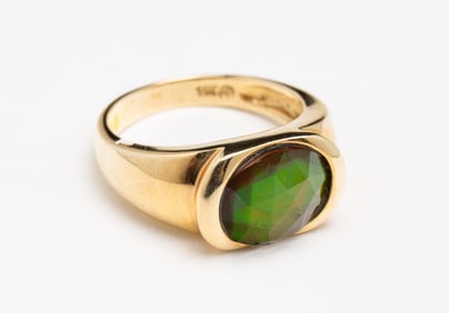 14 KARAT GOLD 'KORITE' AMMOLITE RING.