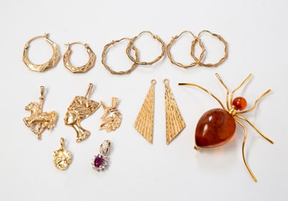 GROUPING OF ASSORTED YELLOW GOLD JEWELRY.