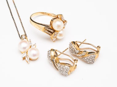 THREE PIECES OF YELLOW GOLD JEWELRY.