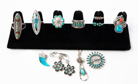 GROUPING OF NATIVE AMERICAN STERLING SILVER JEWELRY.