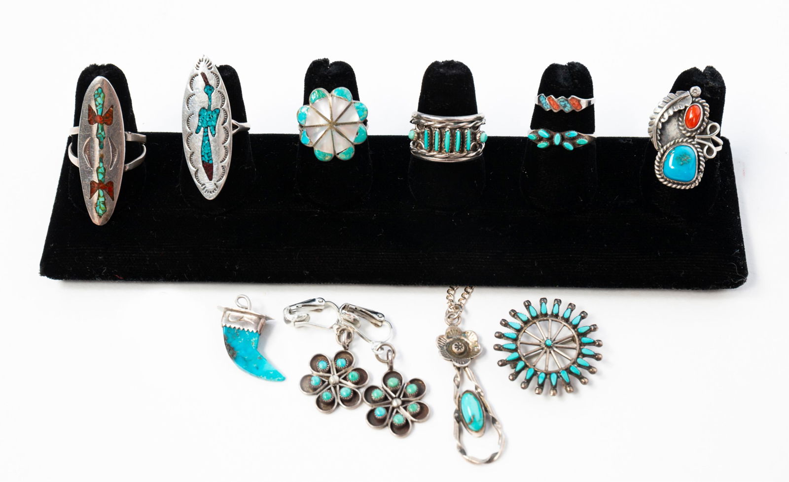 GROUPING OF NATIVE AMERICAN STERLING SILVER JEWELRY. (1 of 3)