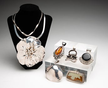 GROUP OF STERLING SILVER JEWELRY.