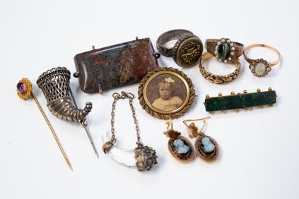 GROUP OF ASSORTED GOLD AND STERLING JEWELRY.