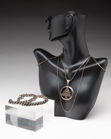 GROUPING OF STERLING SILVER JEWELRY.