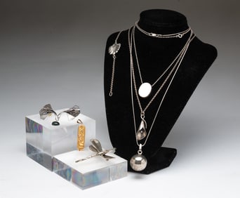 GROUP OF STERLING SILVER AND GOLD JEWELRY.