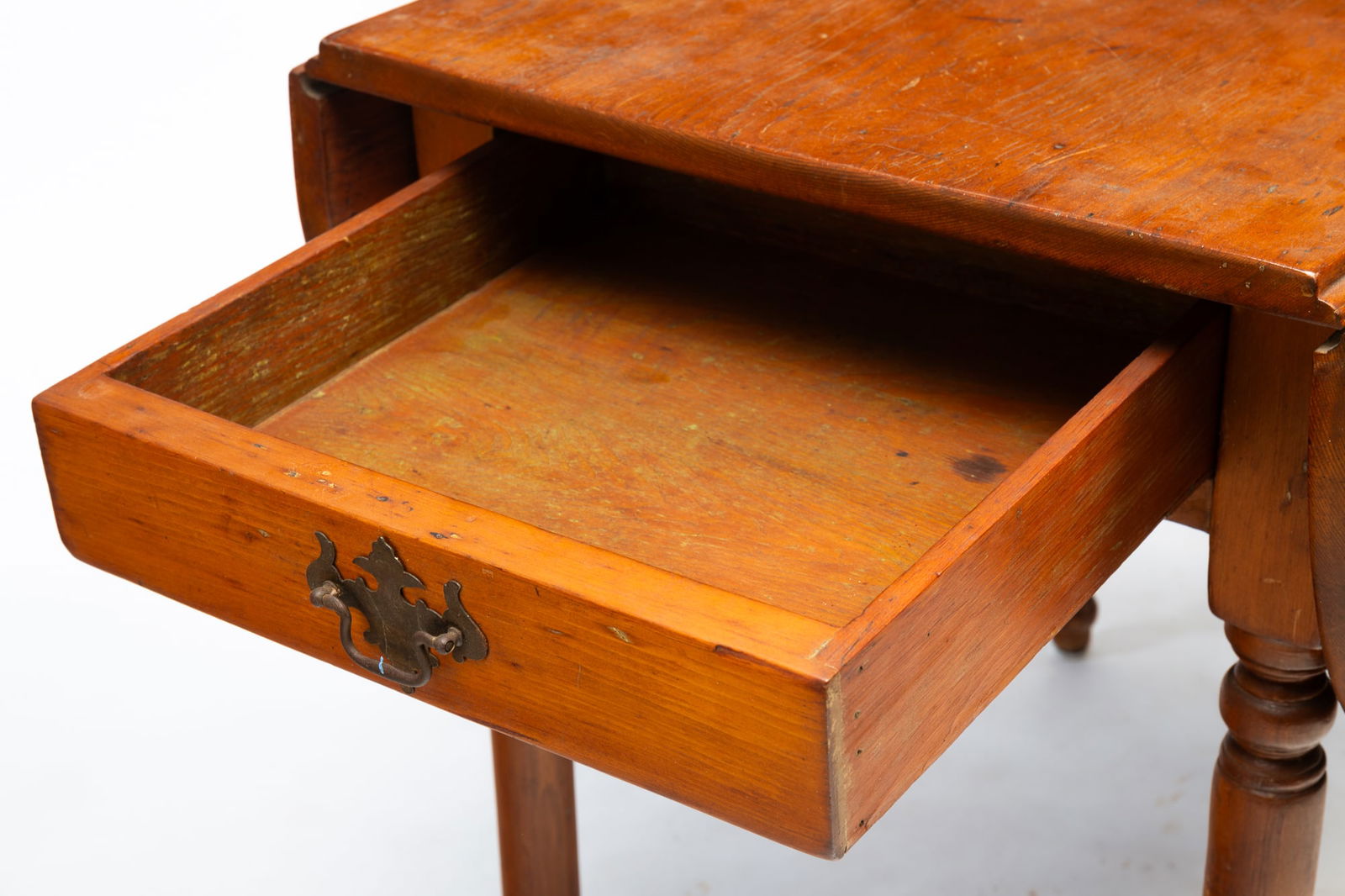 AMERICAN SHERATON STYLE PINE DROP-LEAF TABLE. - 4